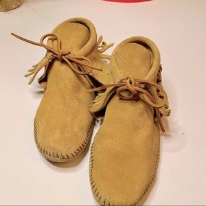 Minnetonka Women's softsole Suede Fringe Booties